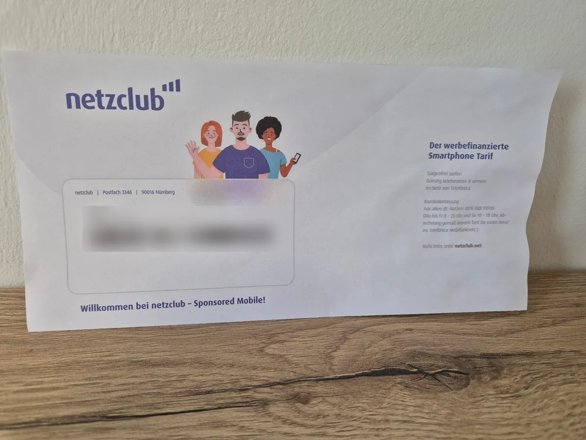 Versandumschlag einer netzclub-SIM-Karte mit dem Aufdruck „Willkommen bei netzclub – Sponsored Mobile!“, Kartendaten unkenntlich gemacht