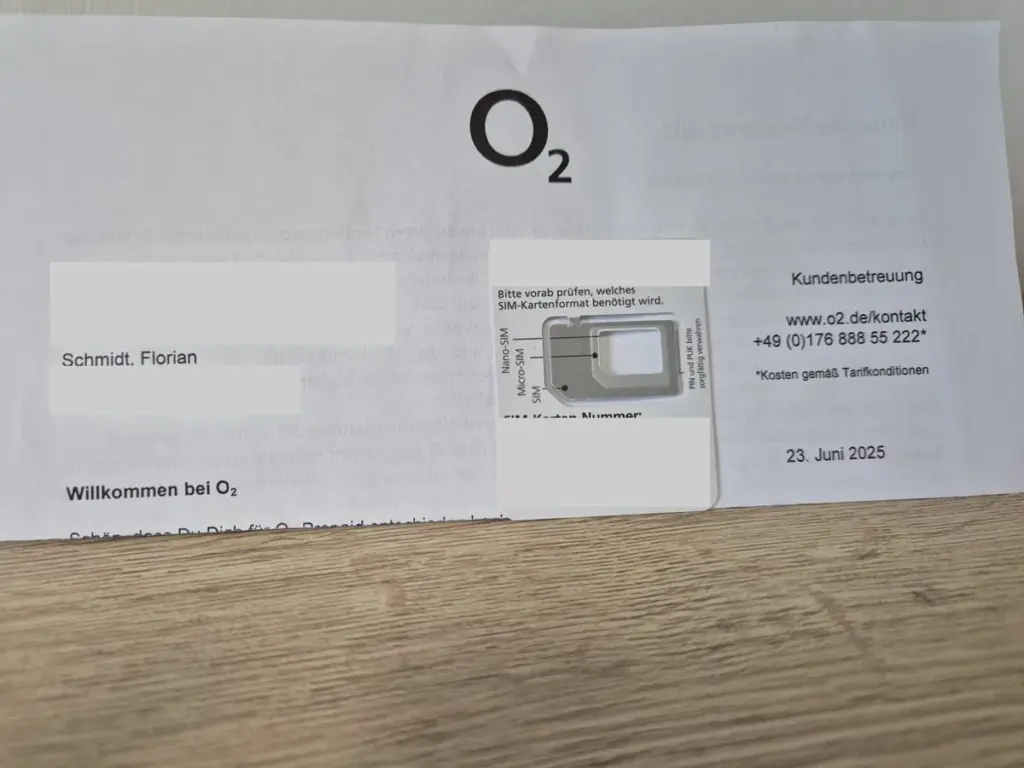 Begrüßungsschreiben von o2 vom 23. Juni 2025 mit SIM-Karte, Adresse und Kartendaten unkenntlich gemacht